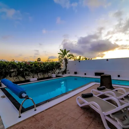 Beautiful 2 Bedrooms Heavenly Lotus Private Pool Close To Amenities Lanzarote *